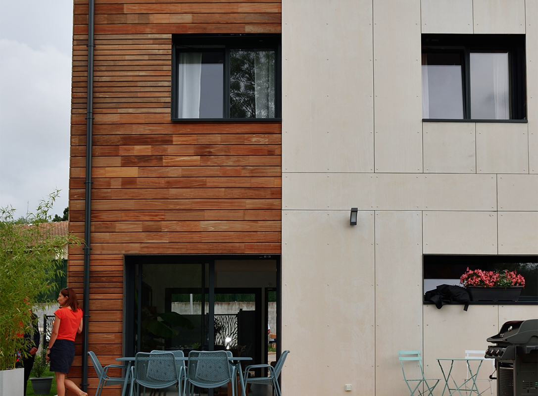 facade of cubic wooden house in Hérault