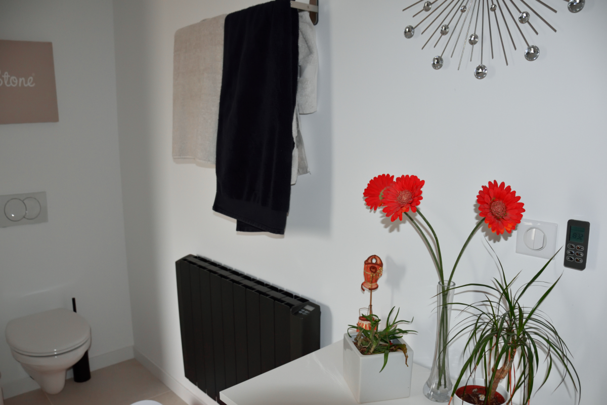bathroom in cubic wooden house in Hérault