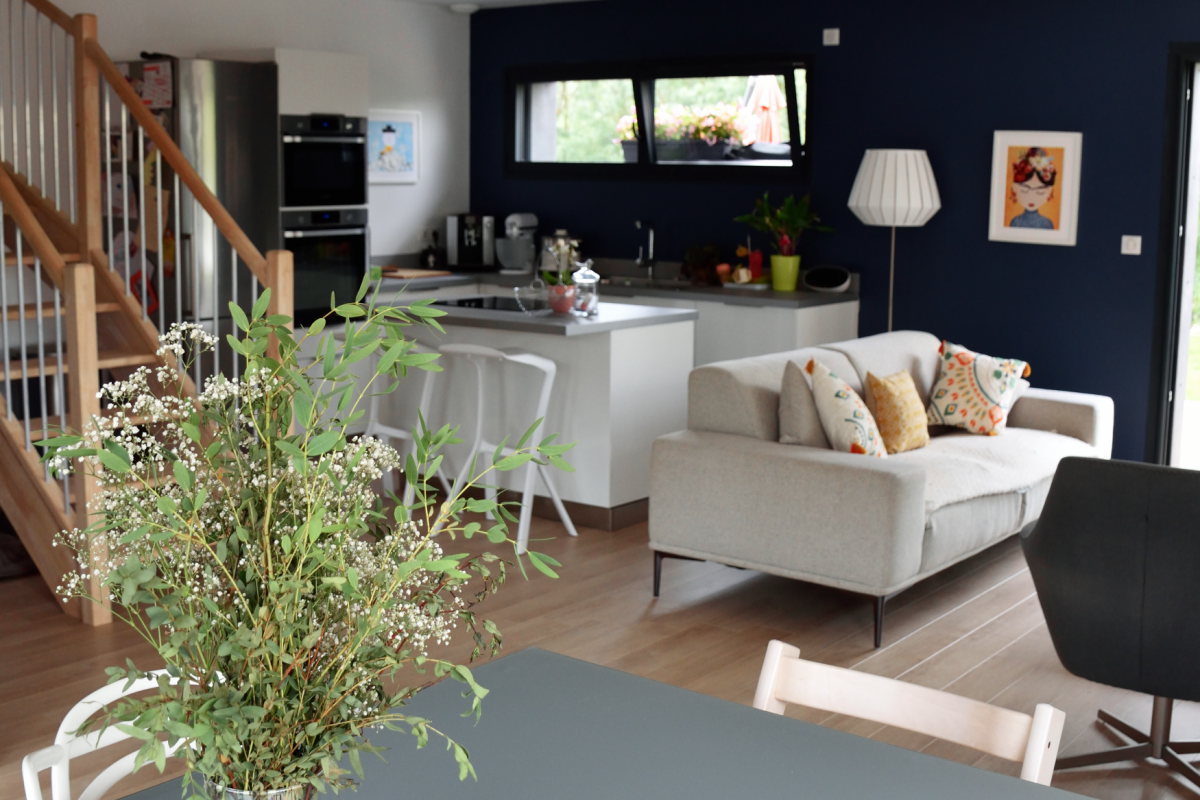 livingroom in cubic wooden house in Hérault