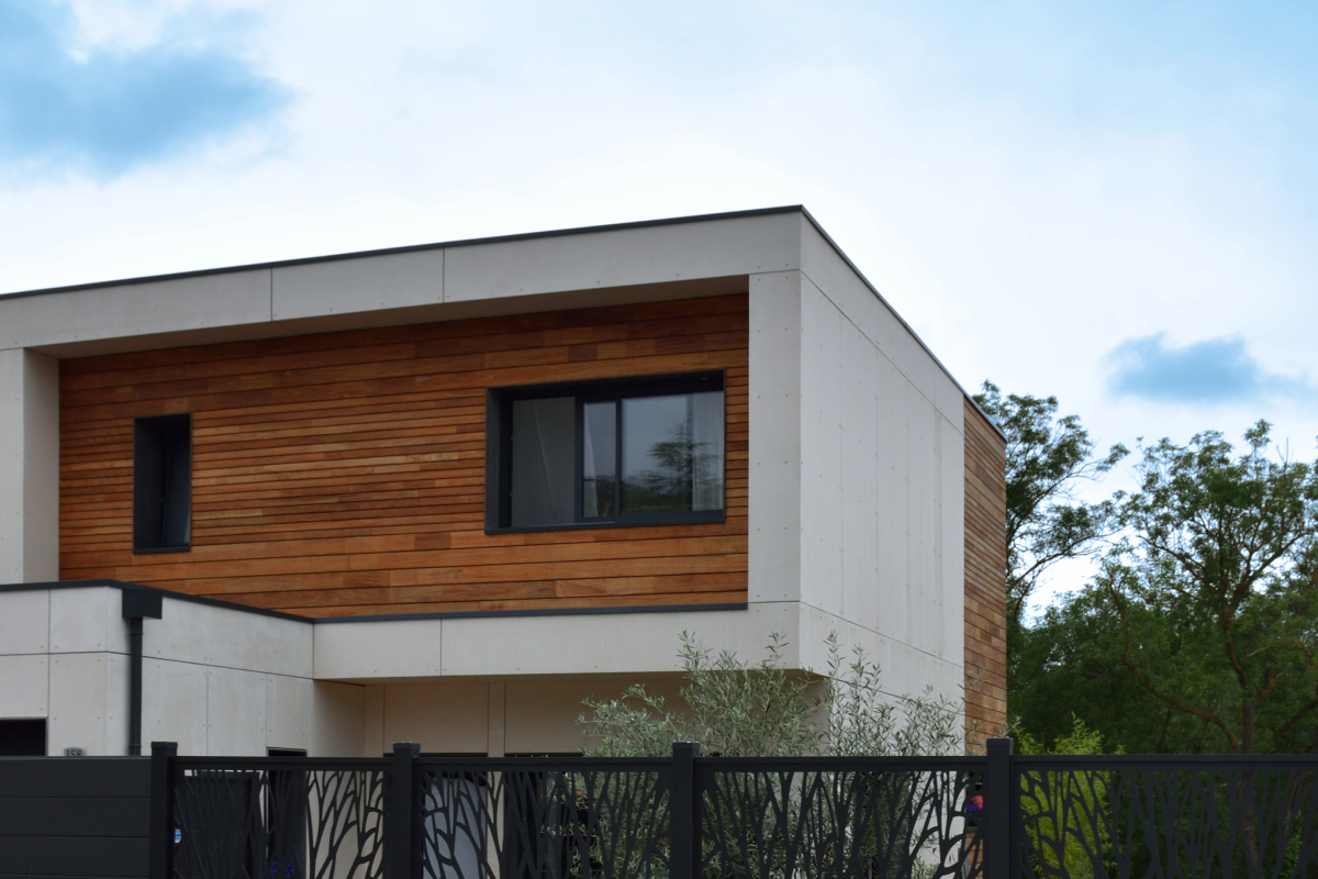 design and cubic wooden house in Hérault